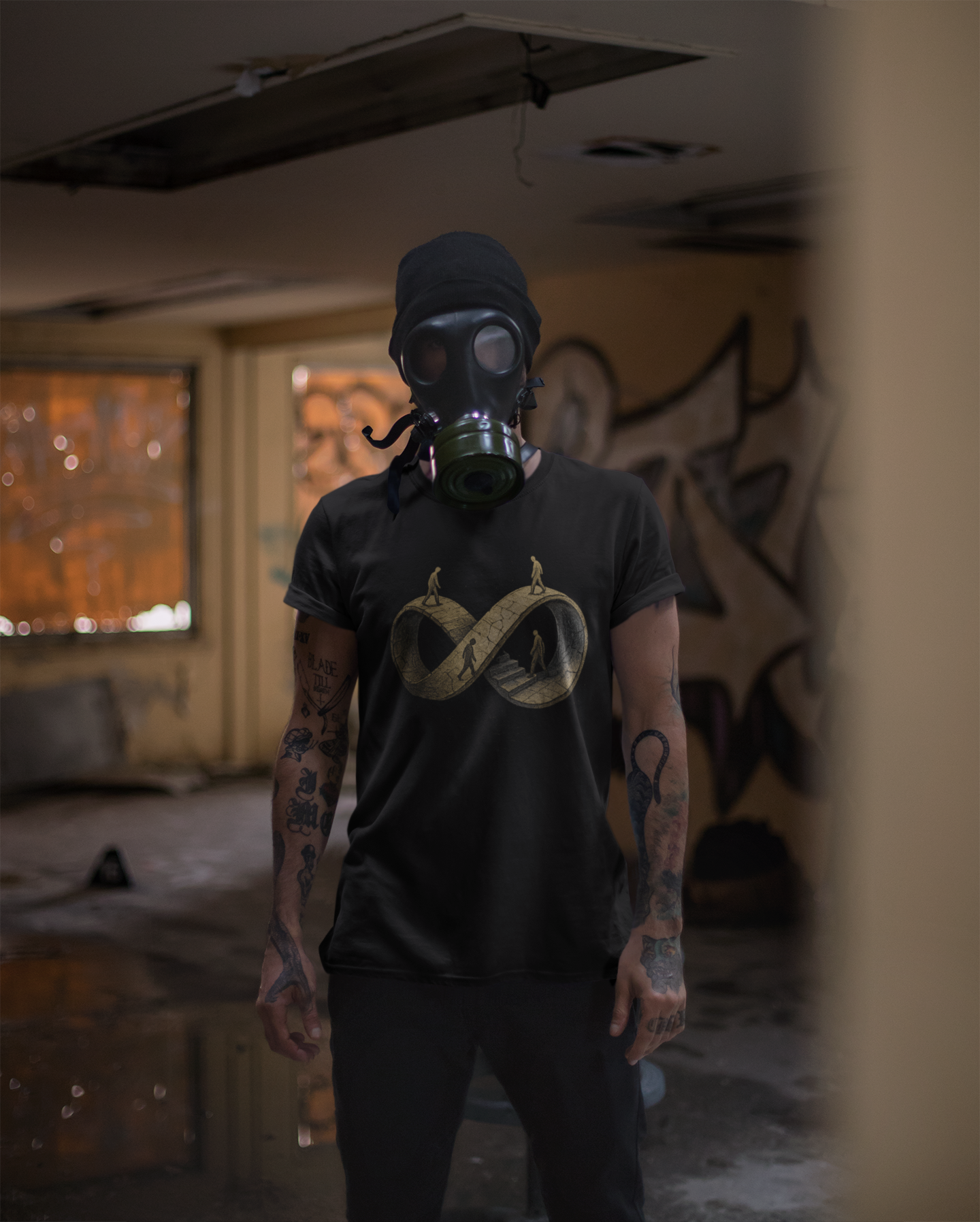 El Bucle Infinito — Camiseta Surrealista Unisex Negra o Blanca