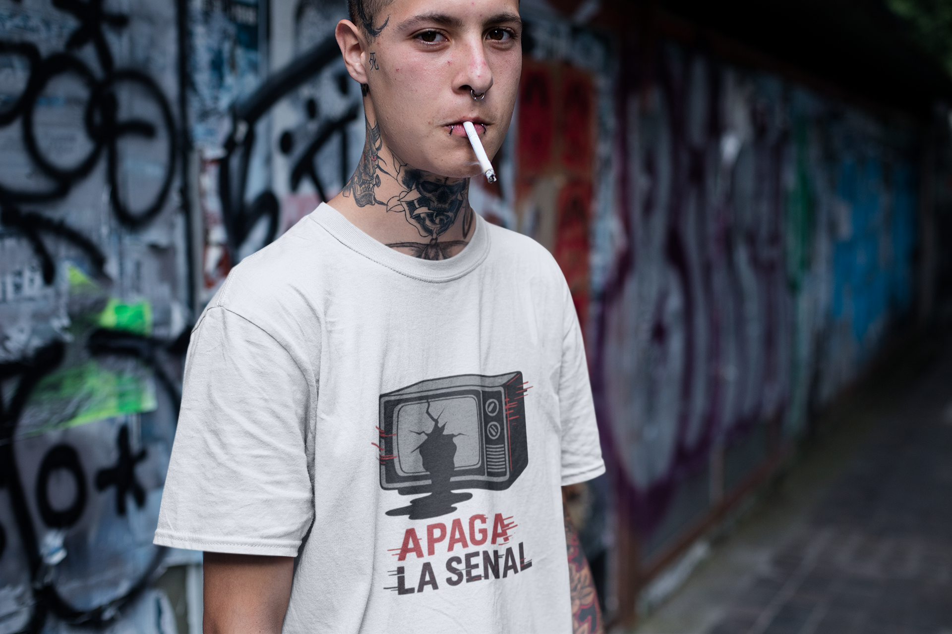 Camiseta  - TV Rota con Pantalla Agrietada y Líquido Negro | Simbolica