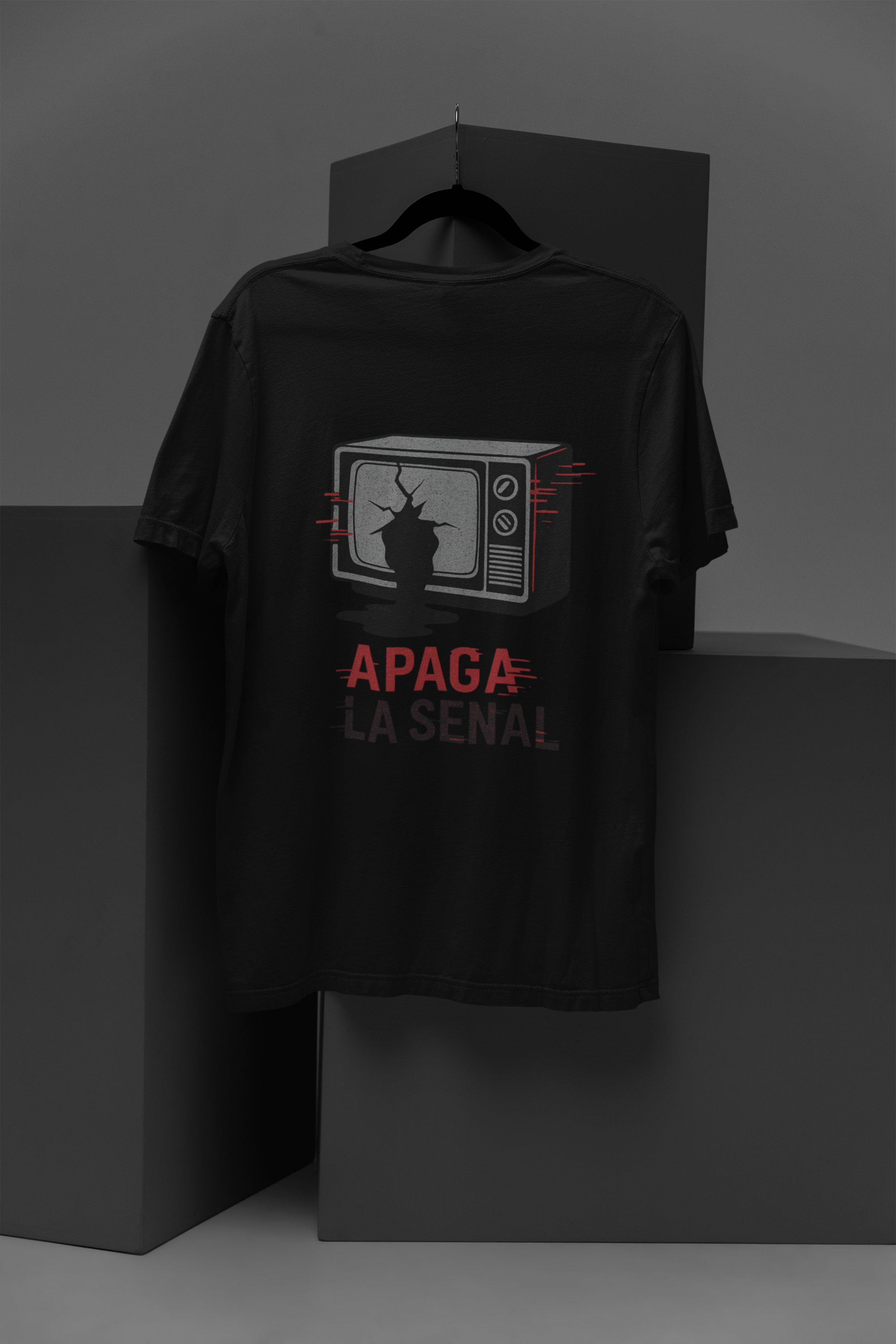 Camiseta  - TV Rota con Pantalla Agrietada y Líquido Negro | Simbolica