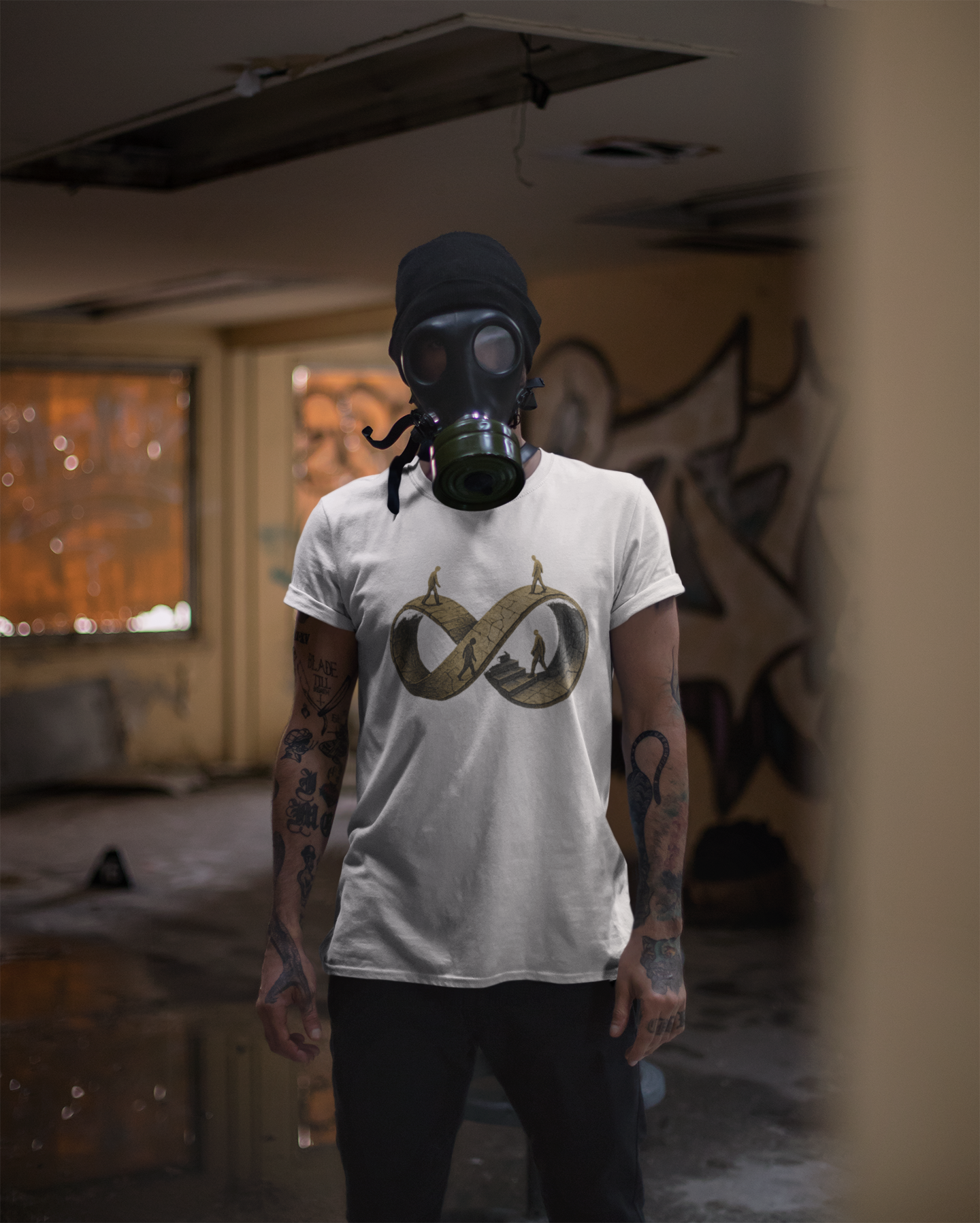 El Bucle Infinito — Camiseta Surrealista Unisex Negra o Blanca