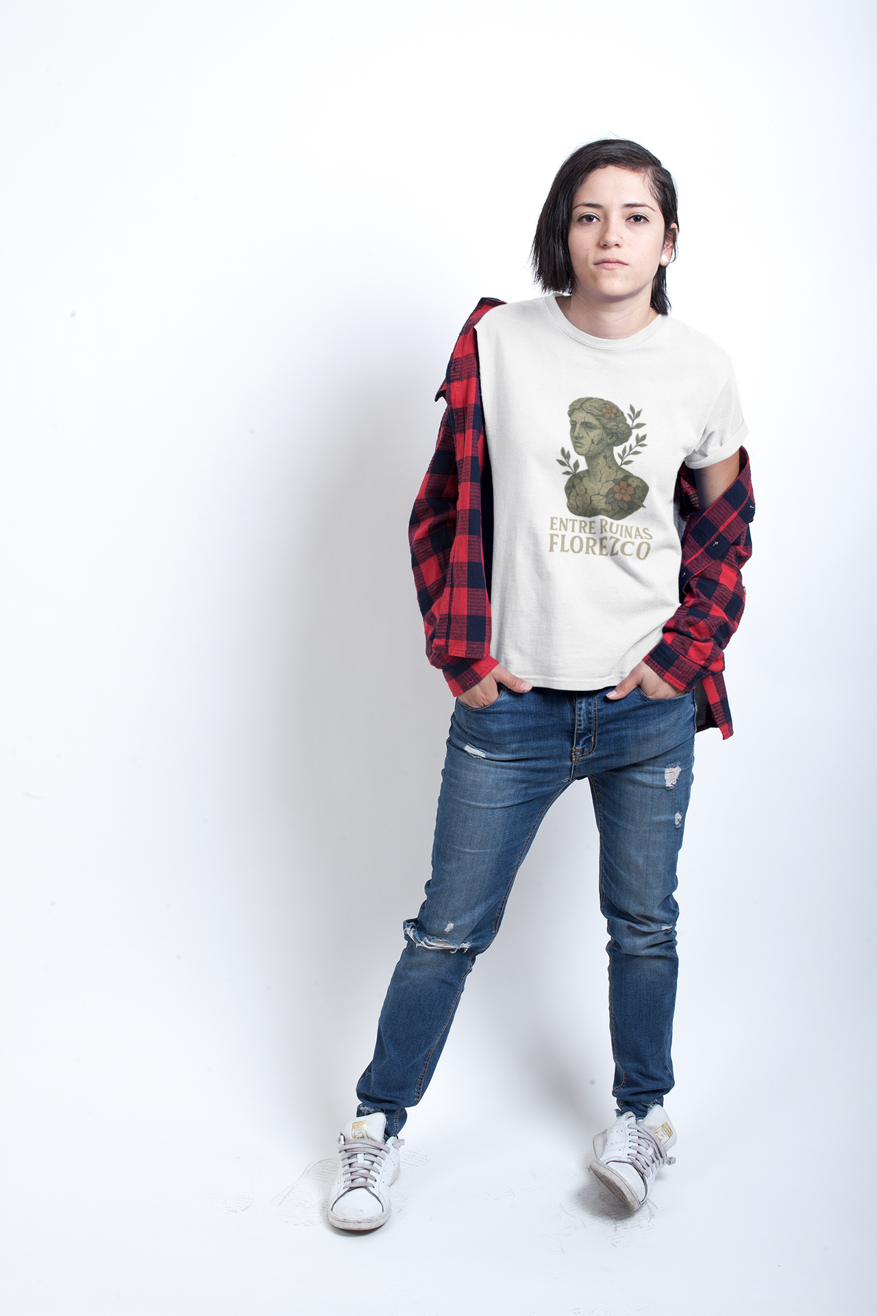 Camiseta  - Estilo Vintage con Estatua Clásica y Flores