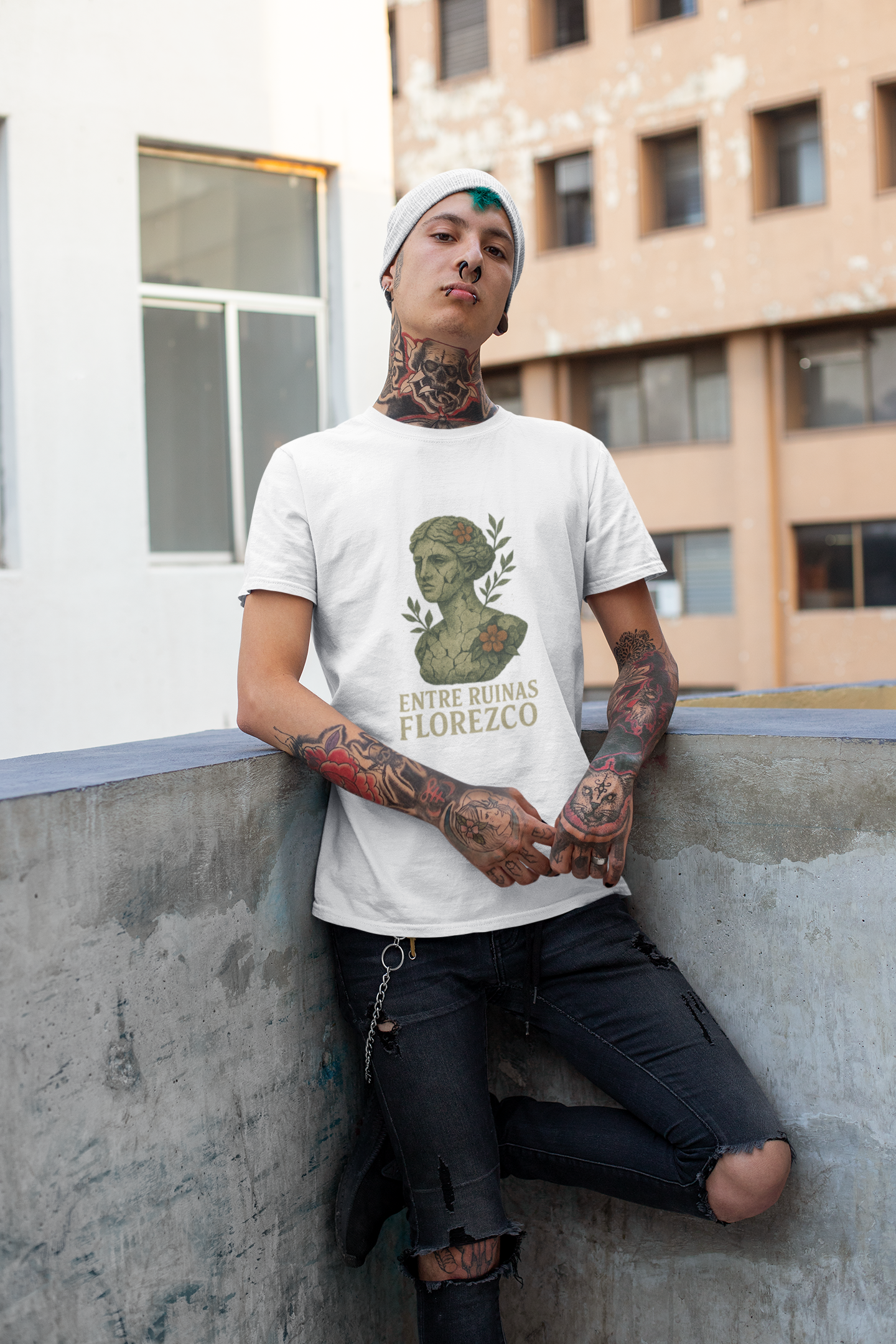 Camiseta  - Estilo Vintage con Estatua Clásica y Flores