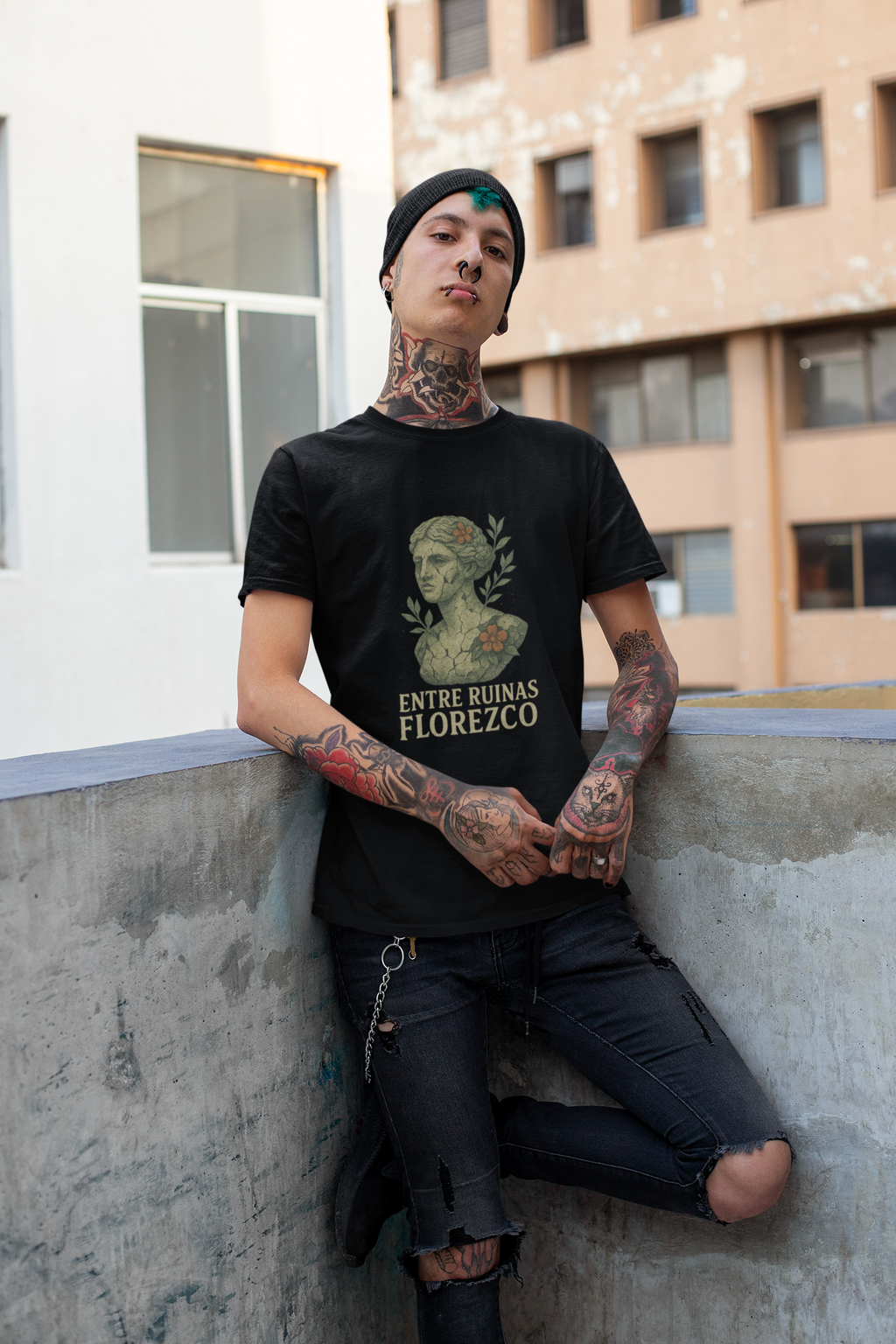 Camiseta  - Estilo Vintage con Estatua Clásica y Flores