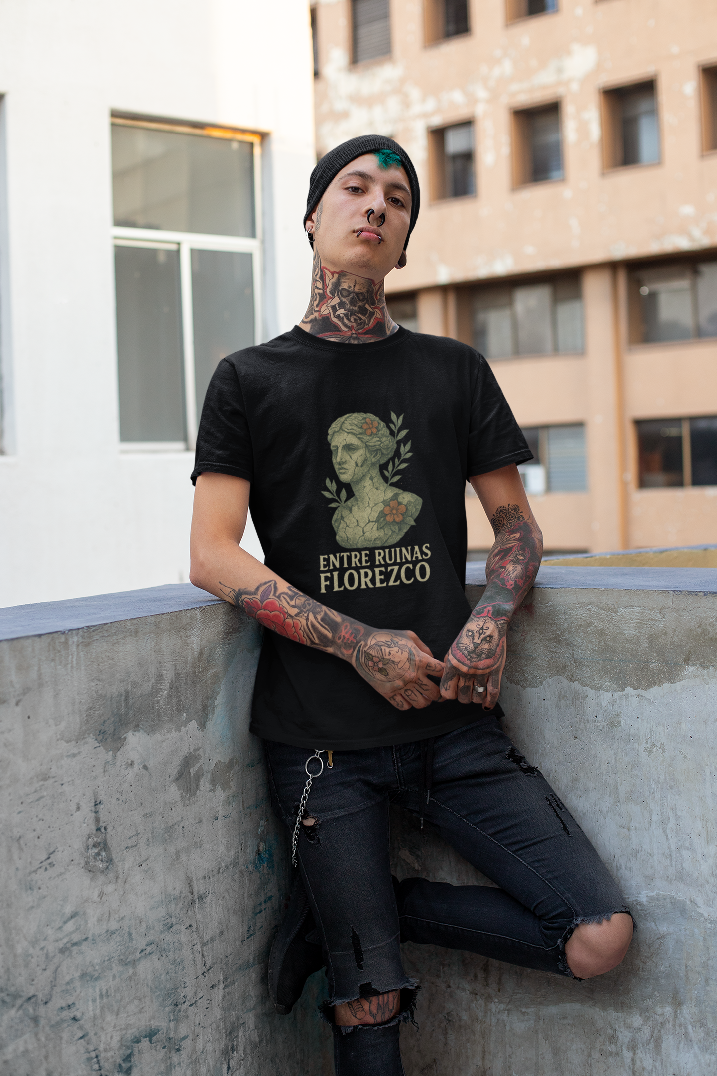 Camiseta  - Estilo Vintage con Estatua Clásica y Flores
